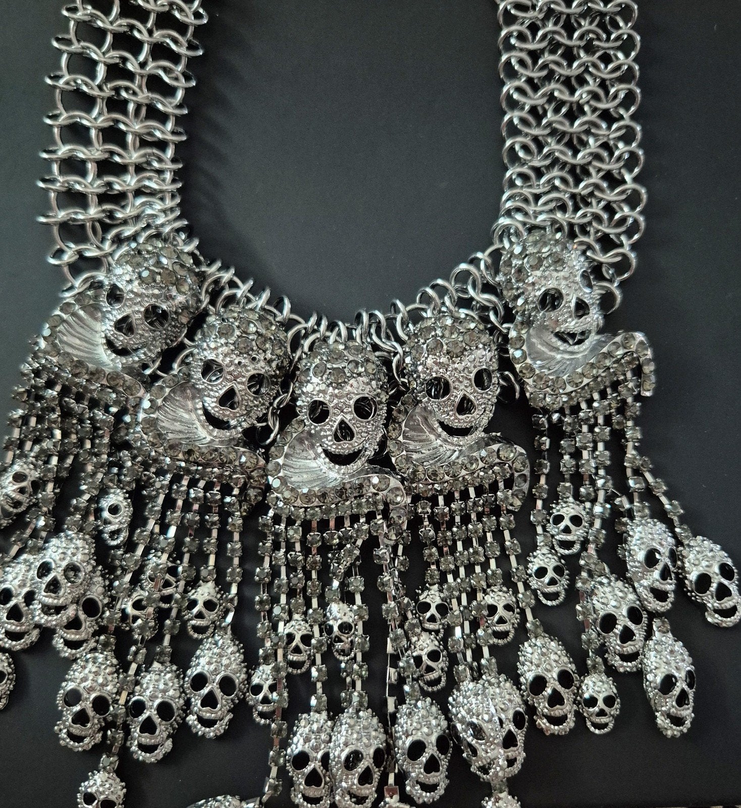 Gothic choker ketting met doodshoofden en strass, Ophalen of Verzenden, Zo goed als nieuw, Overige materialen, Met strass