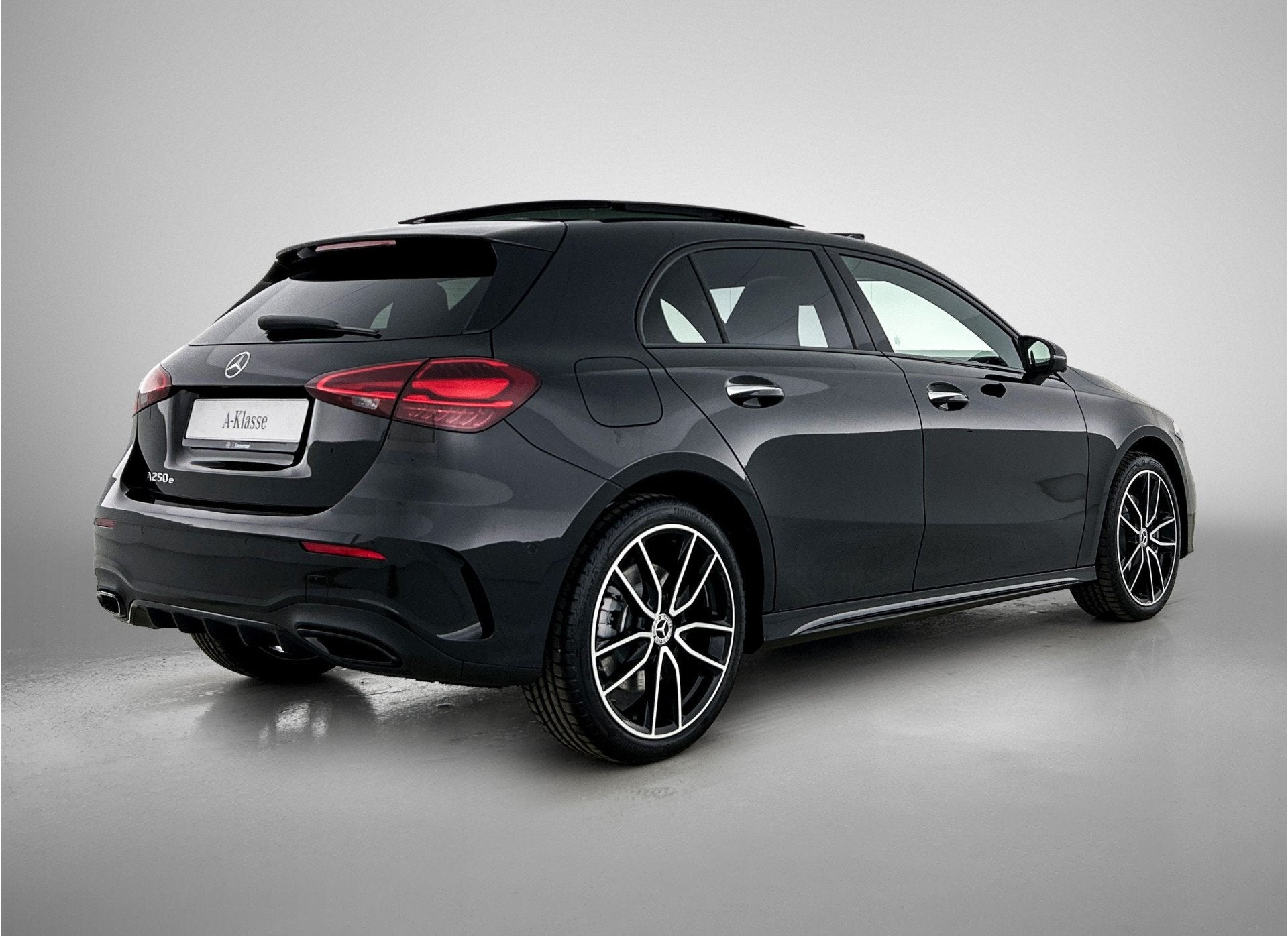 Mercedes-Benz A-Klasse 250 e Business Solution AMG | AMG Lin, 12 maanden, Verwarmde buitenspiegels, 4 cilinders, 15 kWh