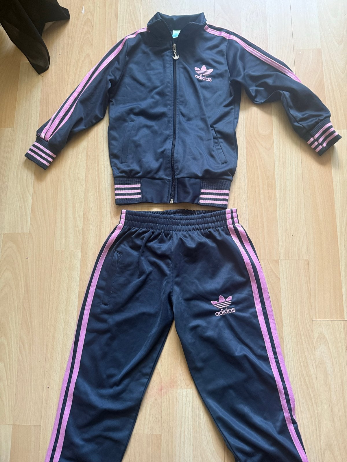 Adidas trainingspak voor meisjes - Zwart/Roze maat 128, Ophalen, Zo goed als nieuw, Meisje