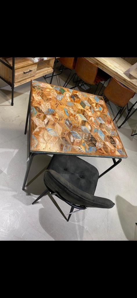 Unieke Eettafel - 80x80 cm, 50 tot 100 cm, Vierkant, Tot twee personen, 50 tot 100 cm