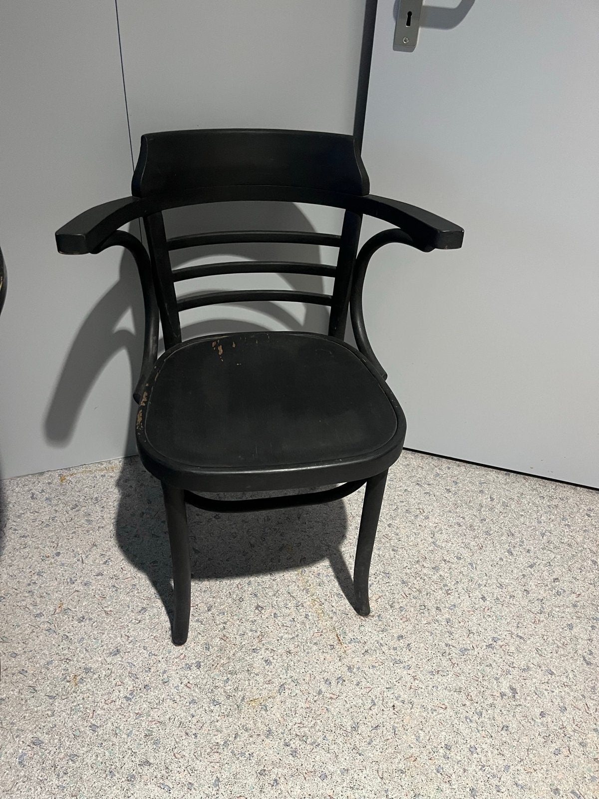 Tulptafel met zwart houten blad en 2 bistrostoeltjes, Gebruikt, Rond, Tot twee personen, Ophalen of Verzenden