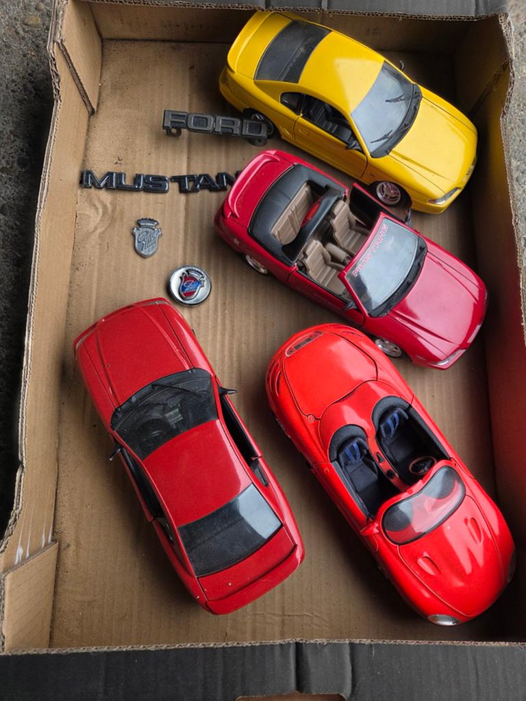 4 FORD MUSTANGS 1/18 EN MUSTANG EMBLEMEN SAMEN 40 EURO, Ophalen of Verzenden, Zo goed als nieuw