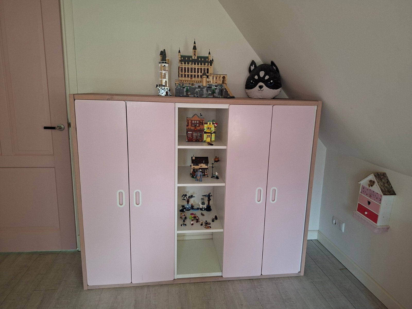 IKEA Småstad Platsa Dubbele Kast - Roze/Wit, Ophalen, Met deur(en), Gebruikt, 100 tot 150 cm