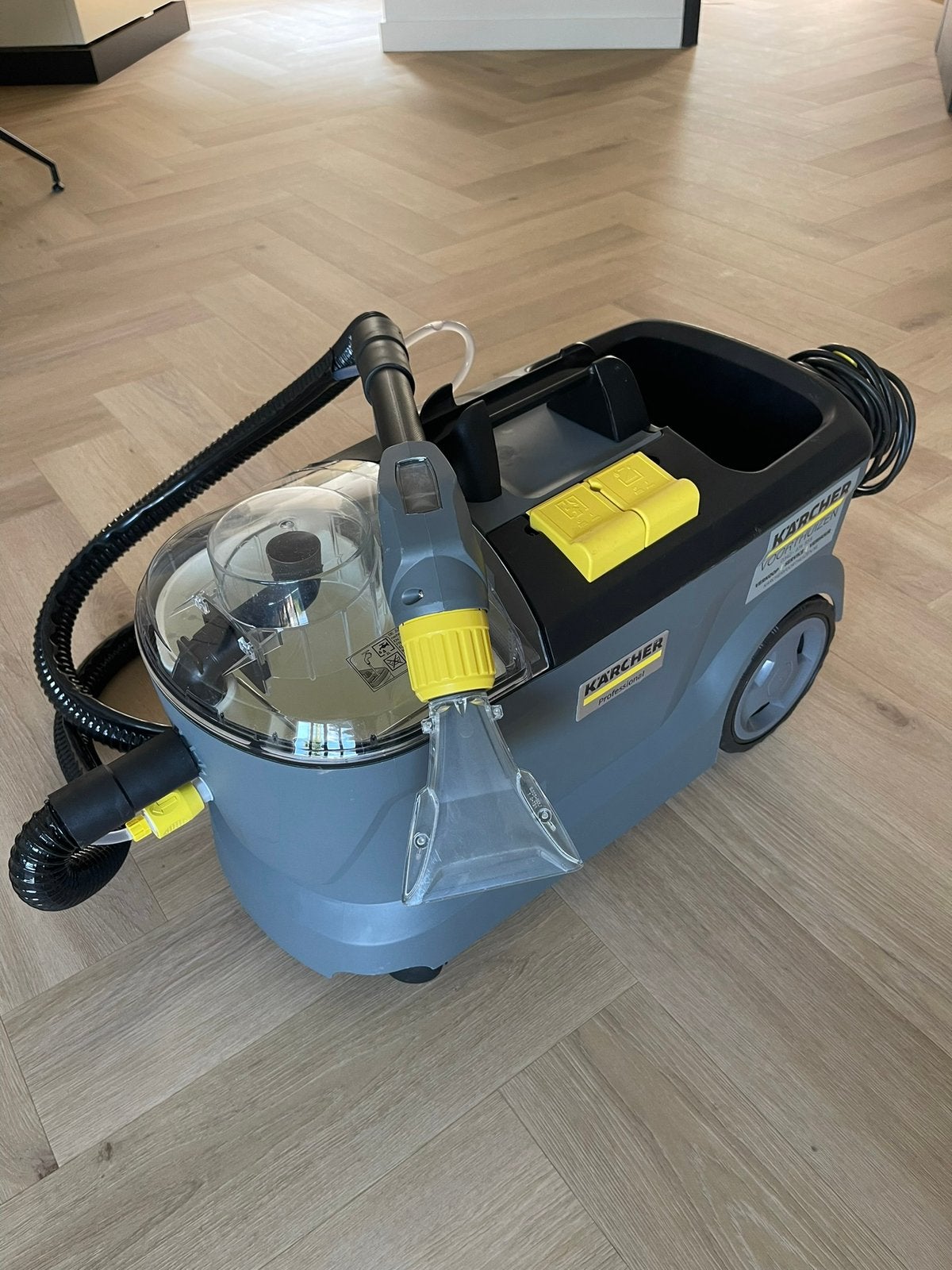 Karcher Puzzi 10/1 huren – bekleding reinigen | Huizen e.o., Doe-het-zelf en Verbouw, Reinigingsmachines, Ophalen, Nieuw, Waterstofzuiger