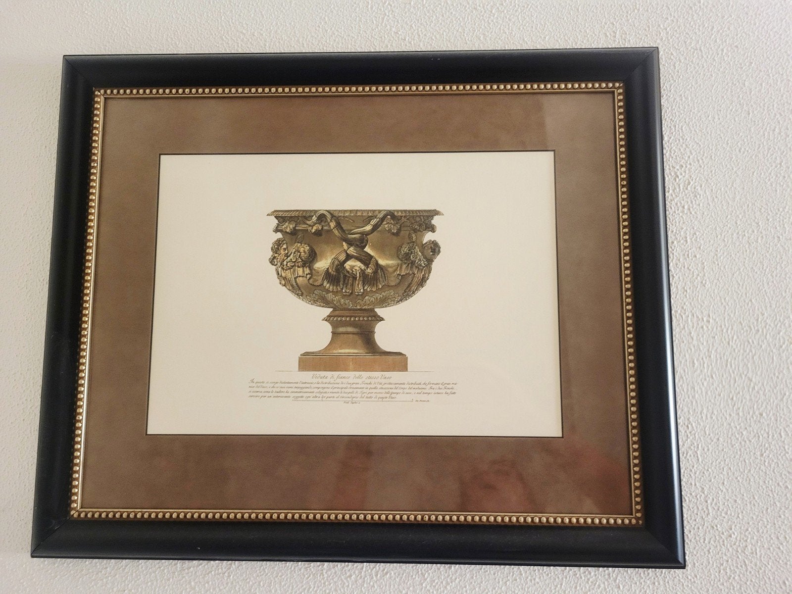 Grote houten lijst met gouden parelrand met Warwick vase, Ophalen
