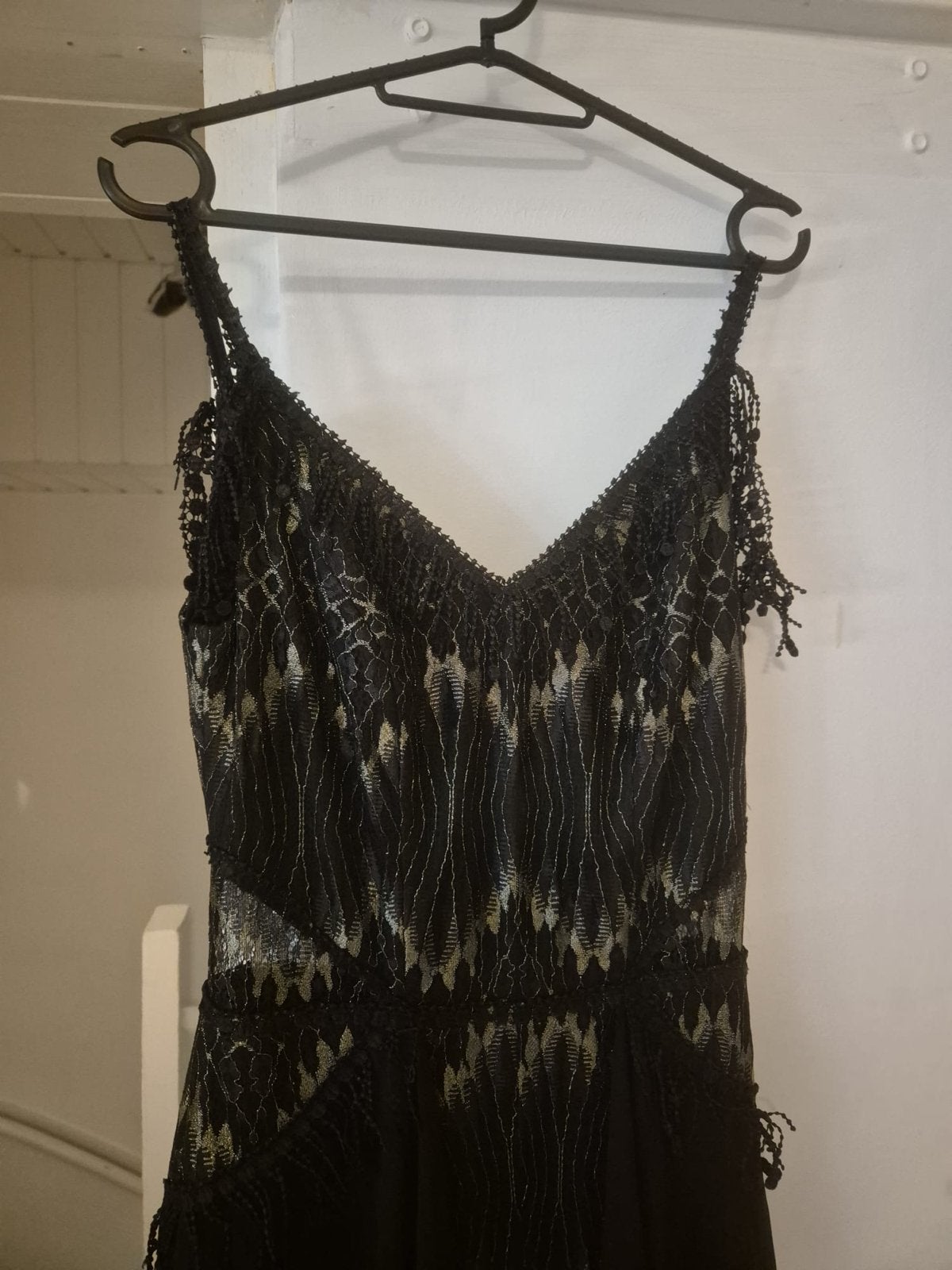 Elegante zwarte avondjurk met gouden details, Maat 38/40 (M), Zwart, Ophalen of Verzenden, Zo goed als nieuw
