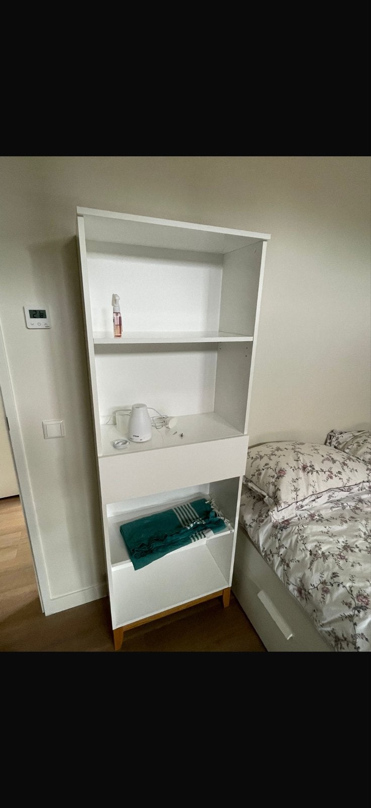 Woodman Blanco Boekenkast - Wit met houten poten, Ophalen, 50 tot 100 cm, Zo goed als nieuw, Met lade(s)