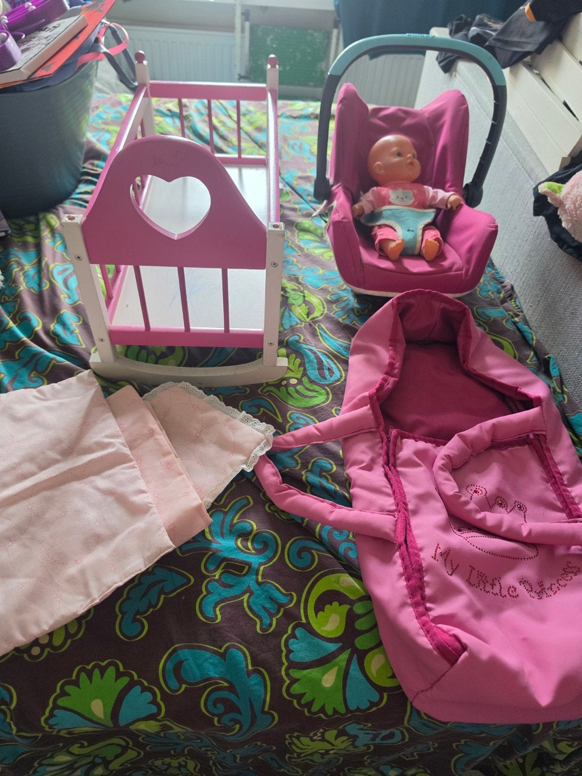 Poppenbedje, autostoel en draagzak met babypop, Ophalen