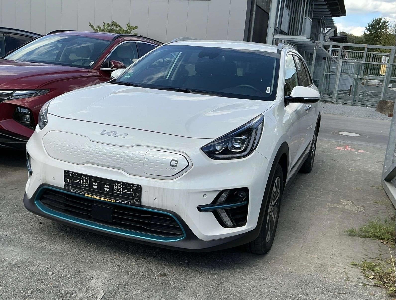 Kia E-Niro DynamicPlus 64 kWh JBL l ACC l CAMERA l SoH 99%, Gebruikt, Zwart, 1712 kg, Leder en Stof