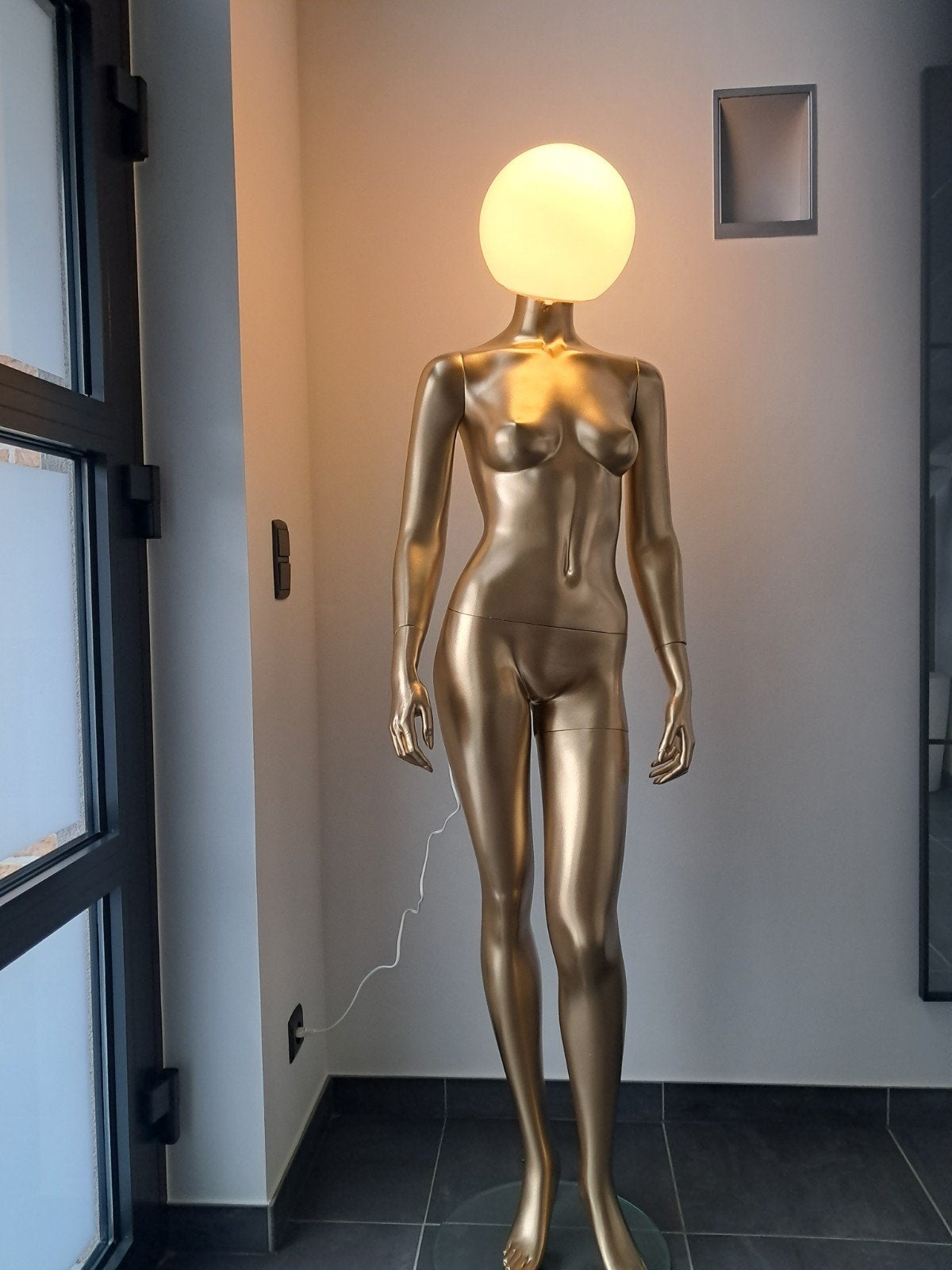 Gouden paspop met lamp als hoofd - Unieke staande lamp, Gebruikt, Glas, Modern, Artistiek, Uniek, 150 tot 200 cm