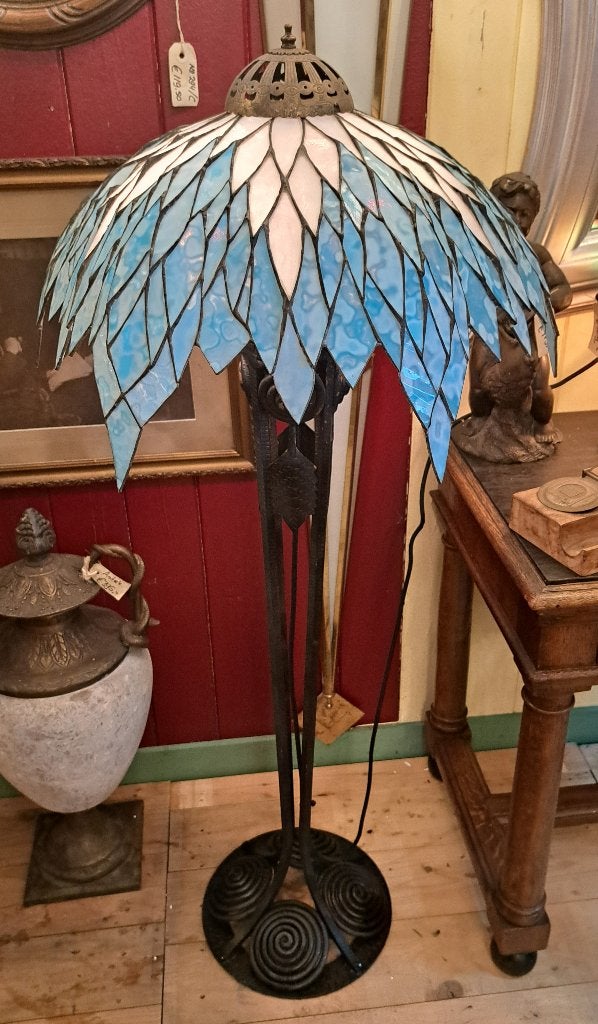 Zeer mooie aparte smeedijzeren vloerlamp met Tiffany kap, Ophalen