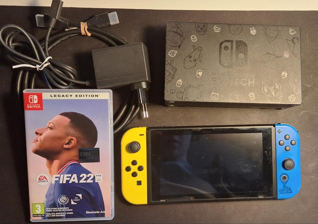 Nintendo Switch Fortnite Edition + Dock + FIFA 22 (SD kapot), Spelcomputers en Games, Spelcomputers | Nintendo Switch, Met 2 controllers