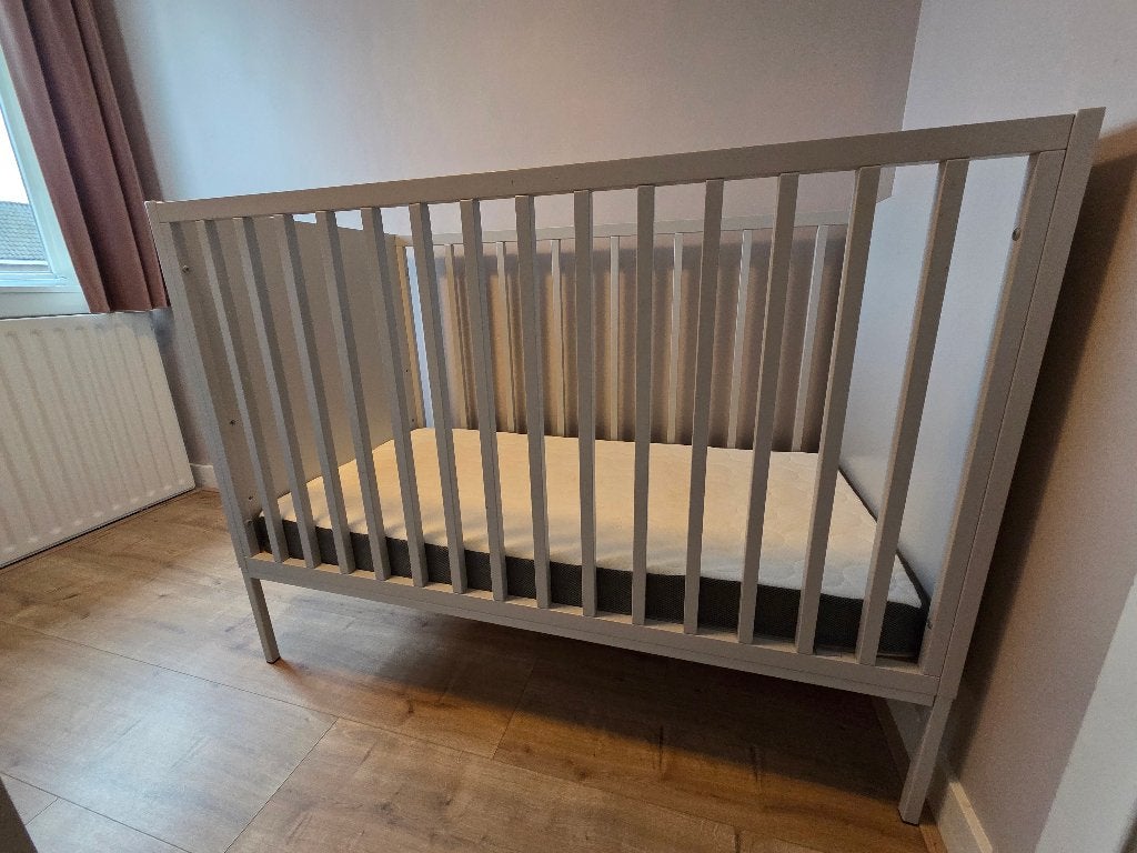 Kidsmill ledikant 60x120 +  IKEA matras, Ophalen, Zo goed als nieuw, Ledikant