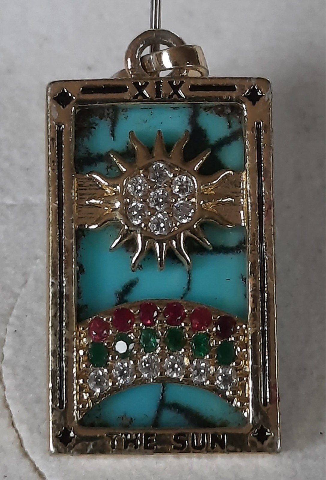 Tarotkaart hanger 'De Zon' met turkoois en strass, Overige materialen, Overige voorstellingen, Ophalen of Verzenden, Zo goed als nieuw