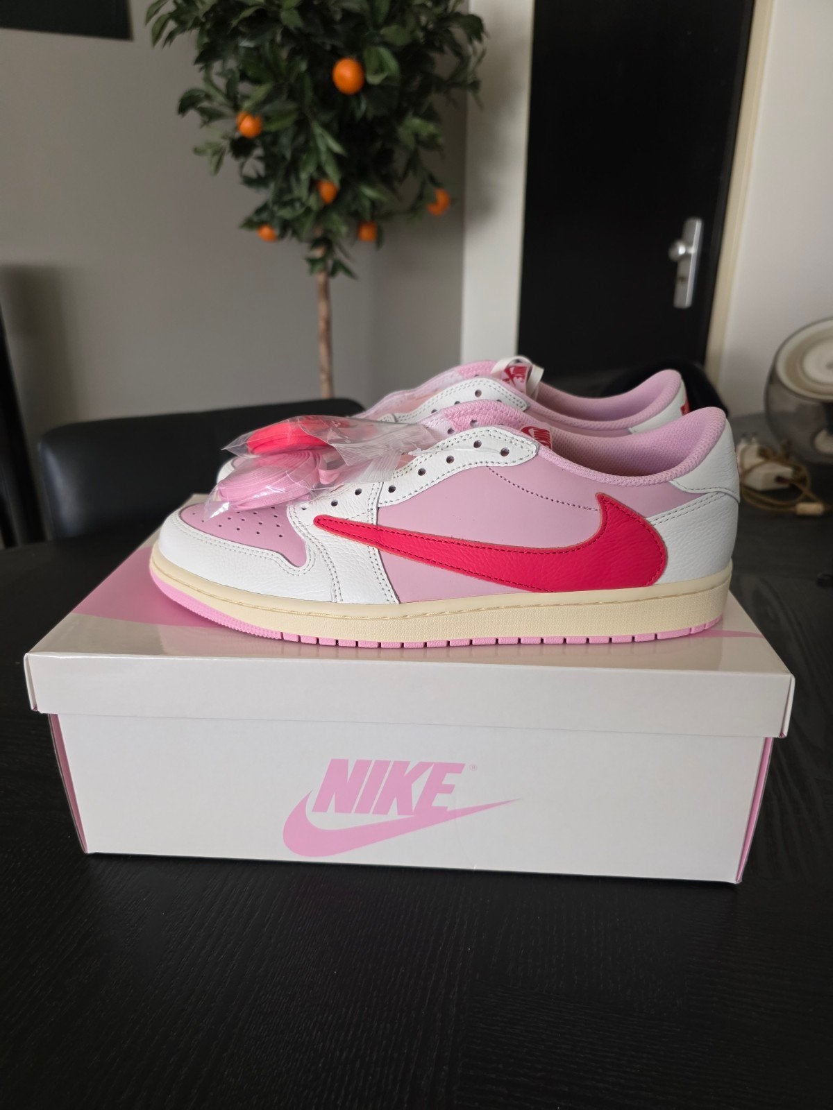 Air Jordan 1 Low Travis Scott Sail Tropical Pink Maat 45, Ophalen, Overige kleuren, Air Jordan, Nieuw