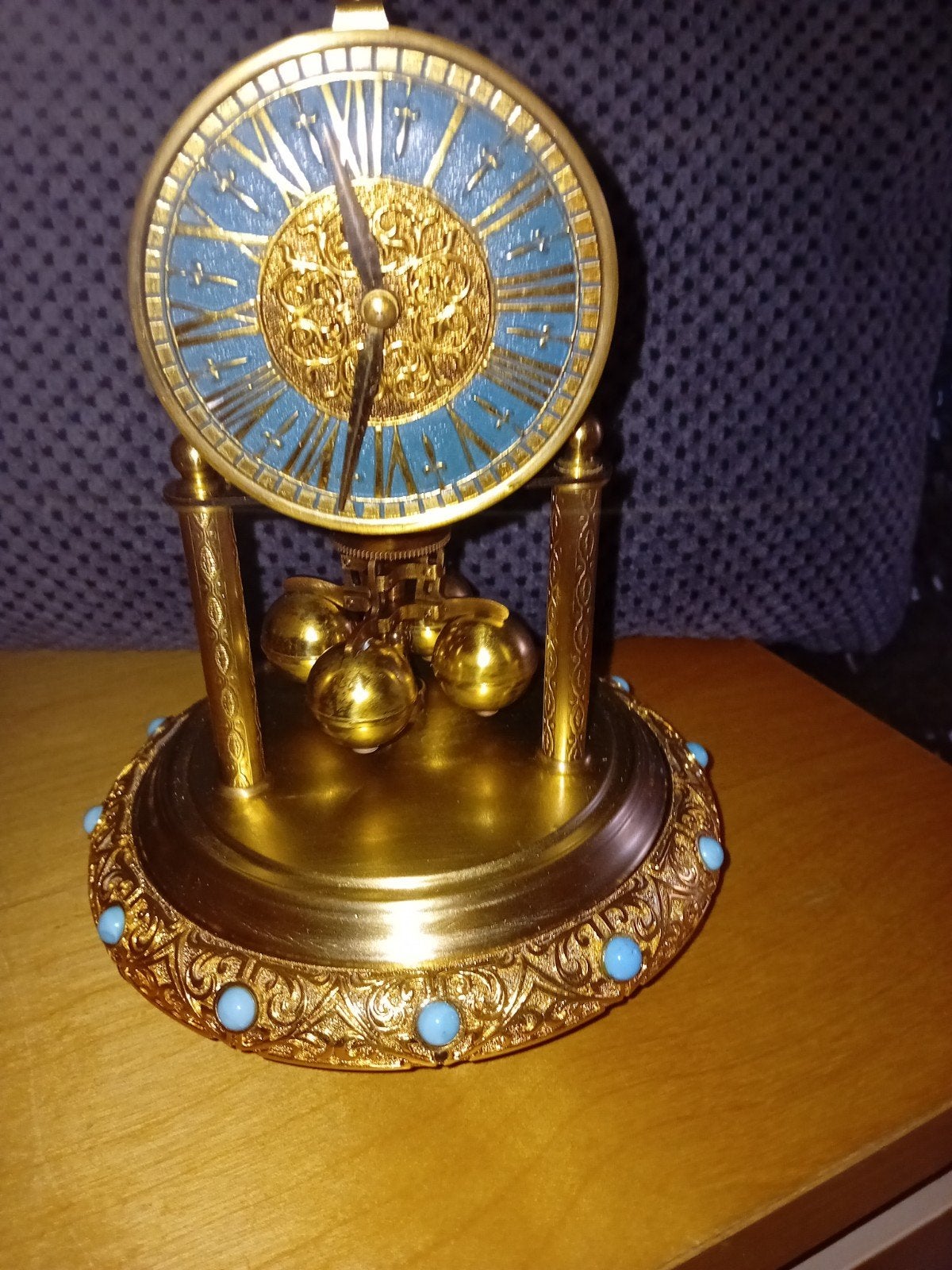 Antieke pendule klok met glazen stolp en turkoois accenten, Antiek en Kunst, Antiek | Klokken, Ophalen of Verzenden