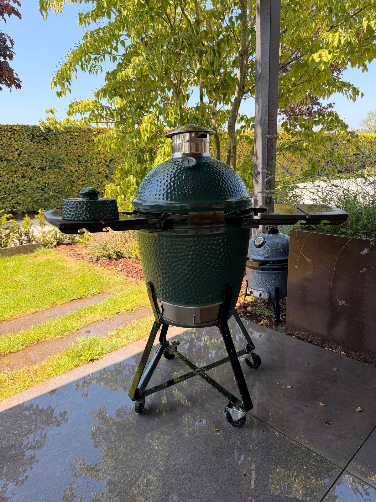 Big Green Egg medium BBQ met onderstel en zijtafels, Ophalen, Gebruikt