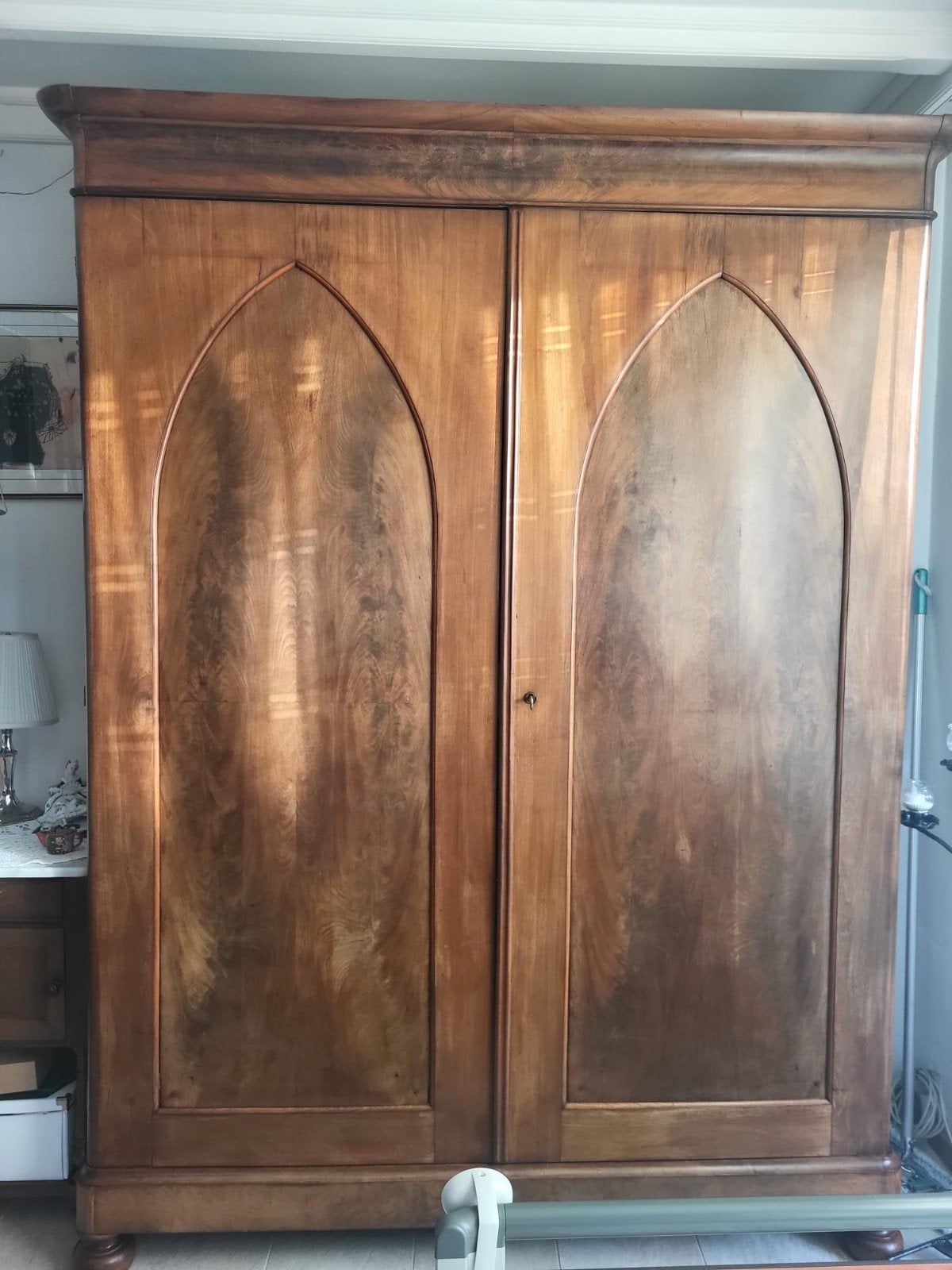 Antieke massief houten kledingkast met twee deuren, Antiek en Kunst, Ophalen