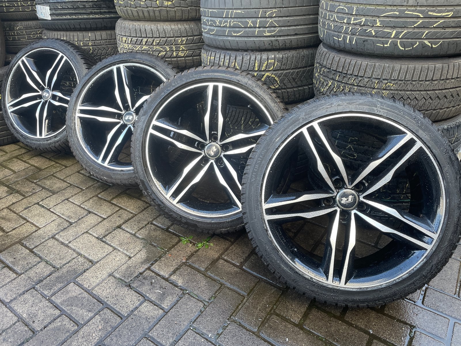 VW Tiguan 20 inch zwarte velgen met winterbanden, Ophalen, Winterbanden, Info@ velg.com, Itali