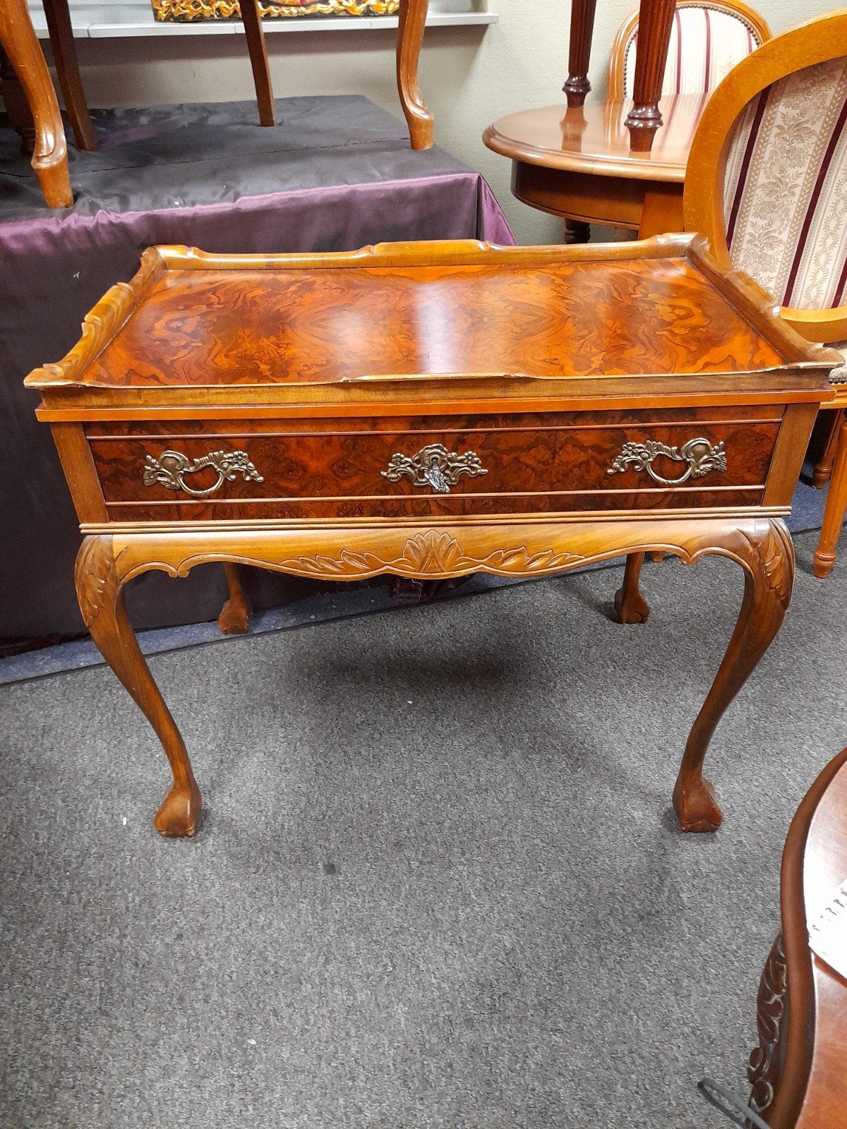 Mooie noten thee tafel, Ophalen