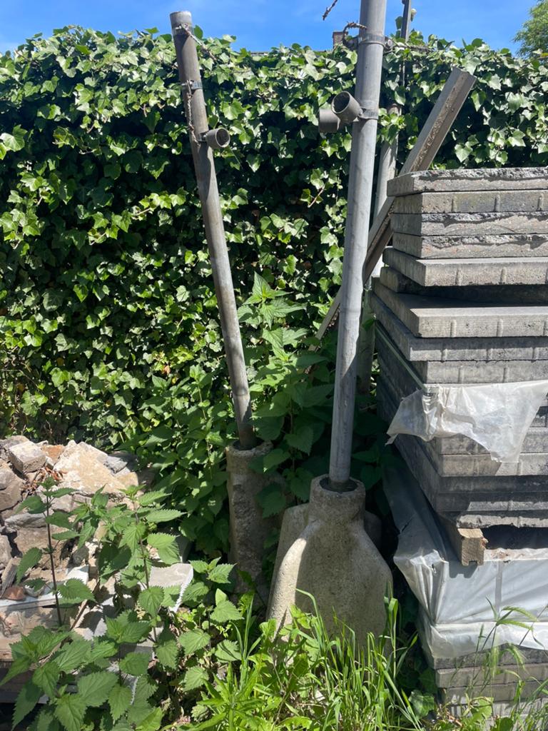Ijzeren paal in beton. Heras hekwerk, Ophalen, Gebruikt, IJzer, Tuinhek