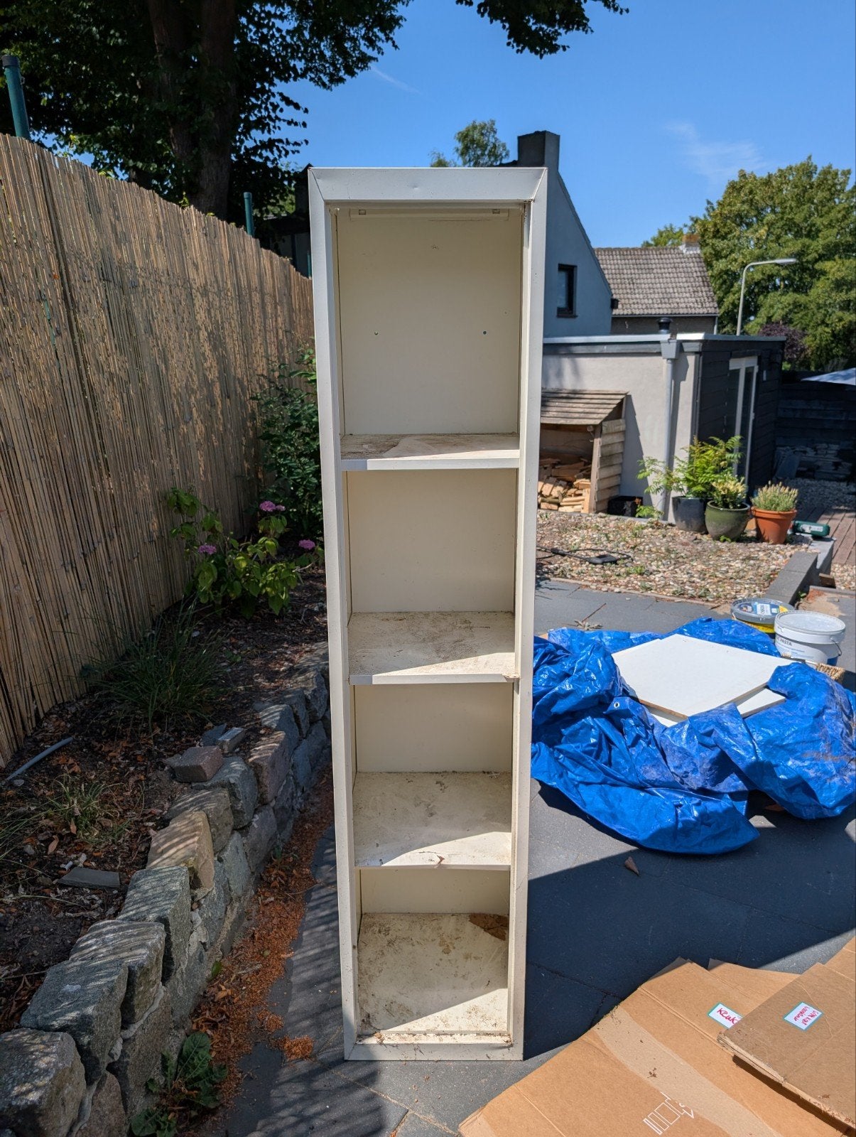Gratis af te halen: Smalle kast met planken, Huis en Inrichting, Ophalen, Gebruikt