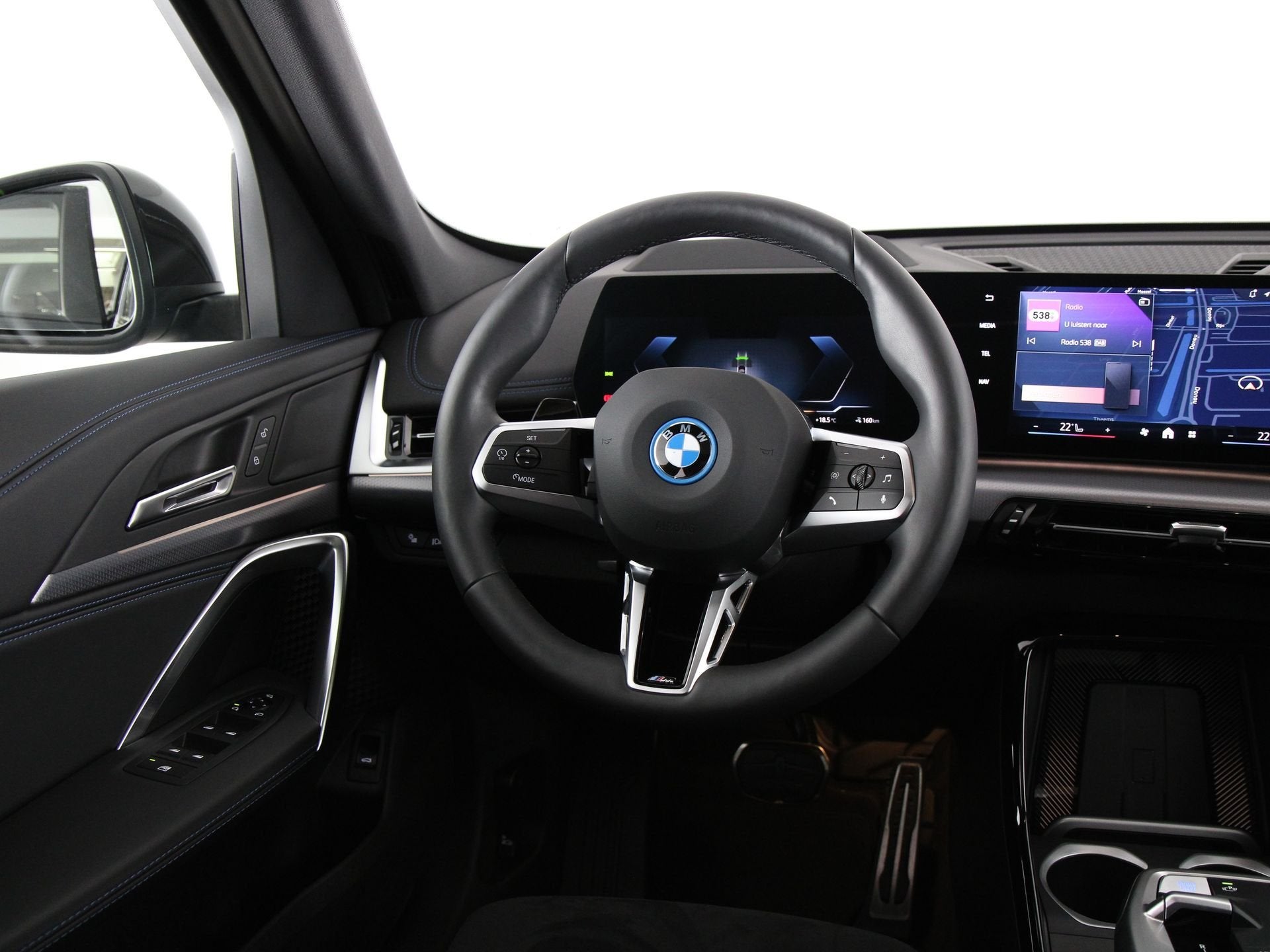 BMW iX1 eDrive20 67 kWh M-Sport SoH 100% (bj 2025), Dealer onderhouden, Gebruikt, Met garantie (alle), 24 min