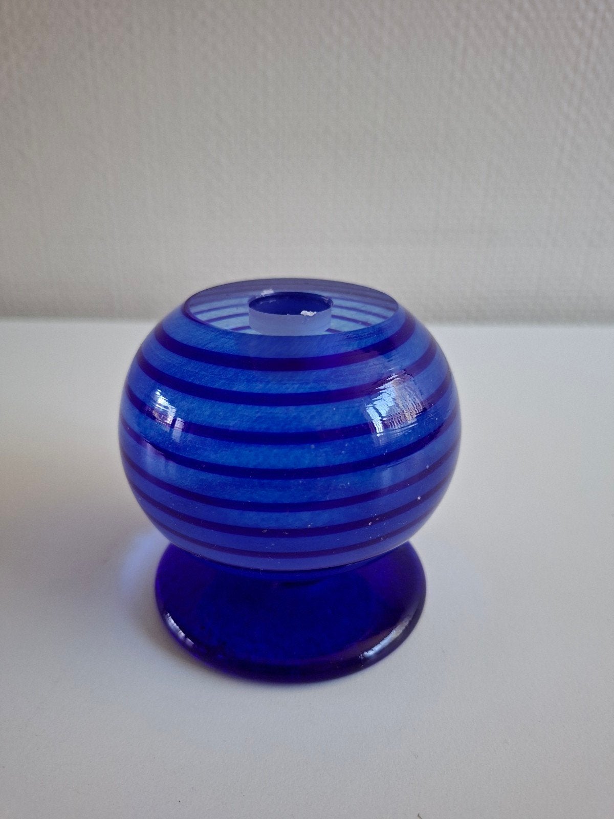 Kobaltblauwe glazen kandelaar - Kosta Boda, Blauw, Kosta Boda, Ophalen of Verzenden, Kandelaar
