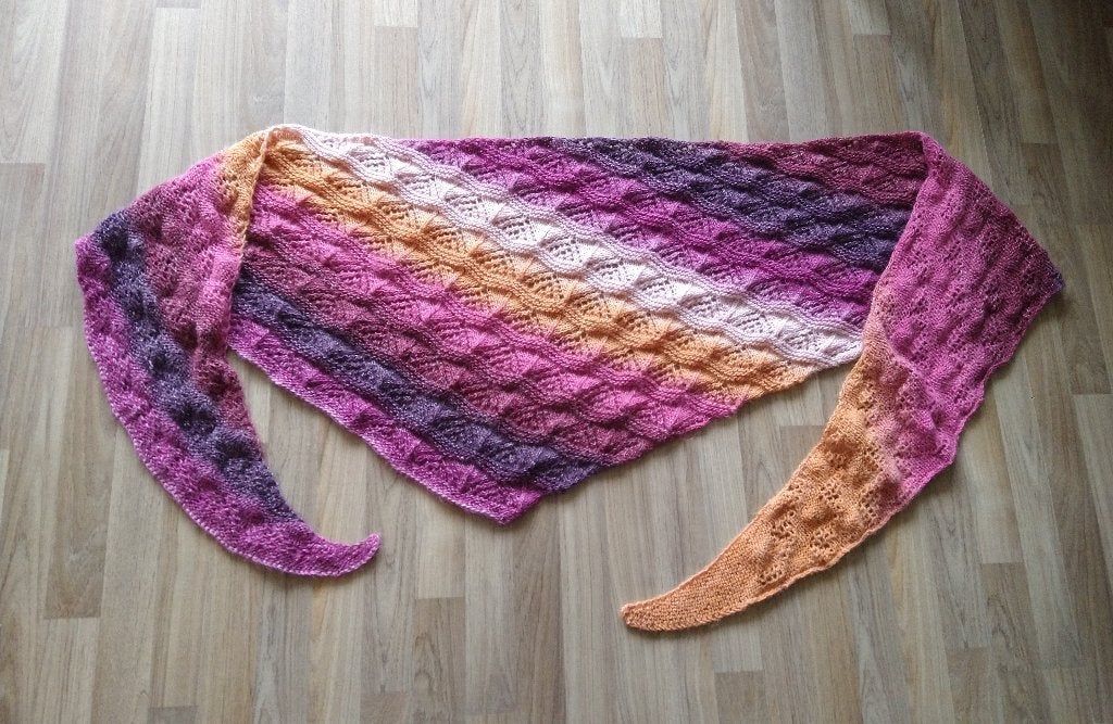 Gehaakte driehoek sjaal omslagdoek, Kleding | Dames, Ophalen of Verzenden, Zo goed als nieuw, Maat 46/48 (XL) of groter, Sjaal