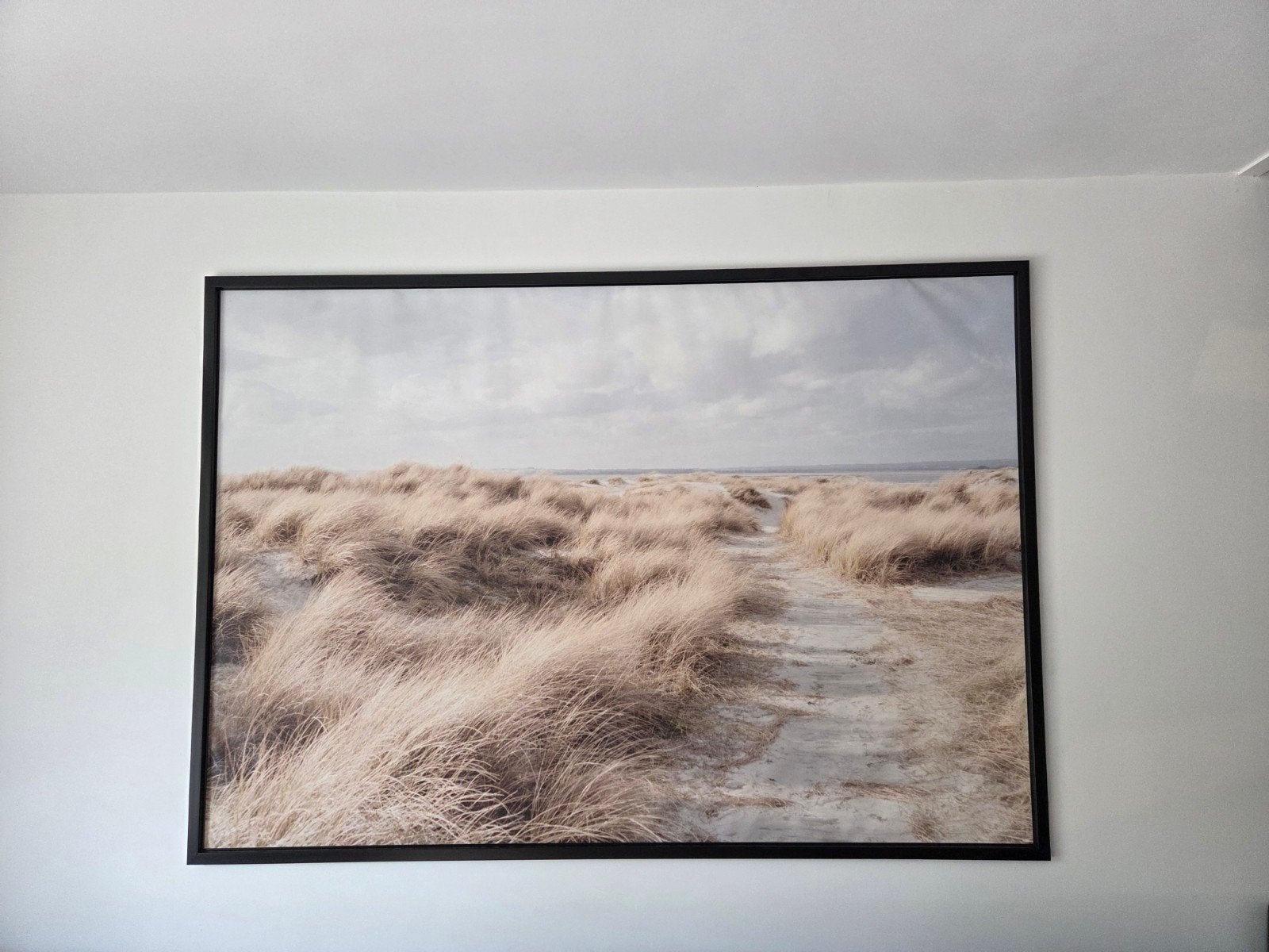 Ikea wanddecoratie met zwarte lijst - Duinlandschap, Ophalen, Schilderij, Zo goed als nieuw, Ingelijst