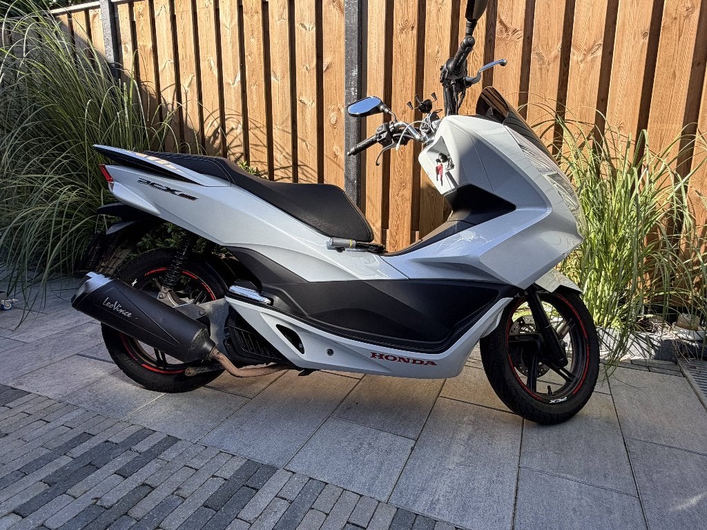 Honda PCX 150cc (2017) | Nette staat | Veel extra's, Motoren, LED Verlichting, Scooter, Motorrijbewijs A, Gebruikt