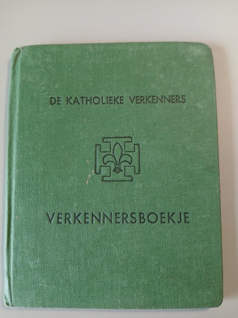 Scouting verkennersboekje katholieke jeugdbeweging uit 1967, Ophalen of Verzenden, Zo goed als nieuw, Embleem, Speld of Insigne