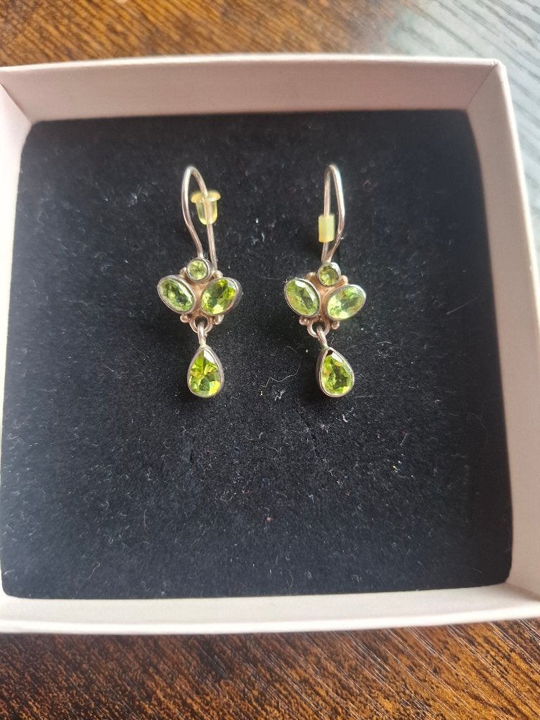 Zilveren oorhangers met groene peridot, Hangers, Ophalen of Verzenden, Zo goed als nieuw, Met edelsteen