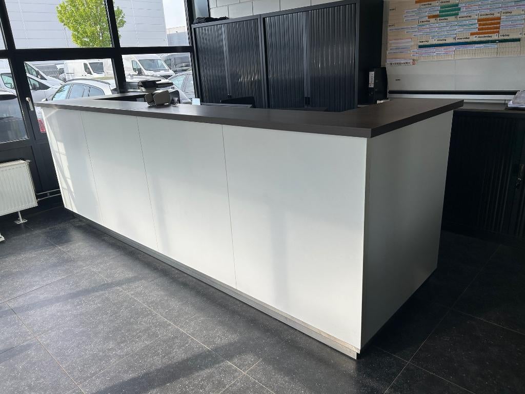 (Werkplaats) Balie, 370Cm lang, Receptie of Entree, Ophalen, Gebruikt, Inrichting