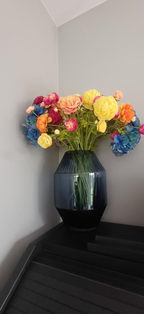 Zijden kunstbloemen boeket in blauwe vaas, Huis en Inrichting, Woonaccessoires | Kunstplanten en Kunstbloemen, Nieuw, Boeket, Meerkleurig