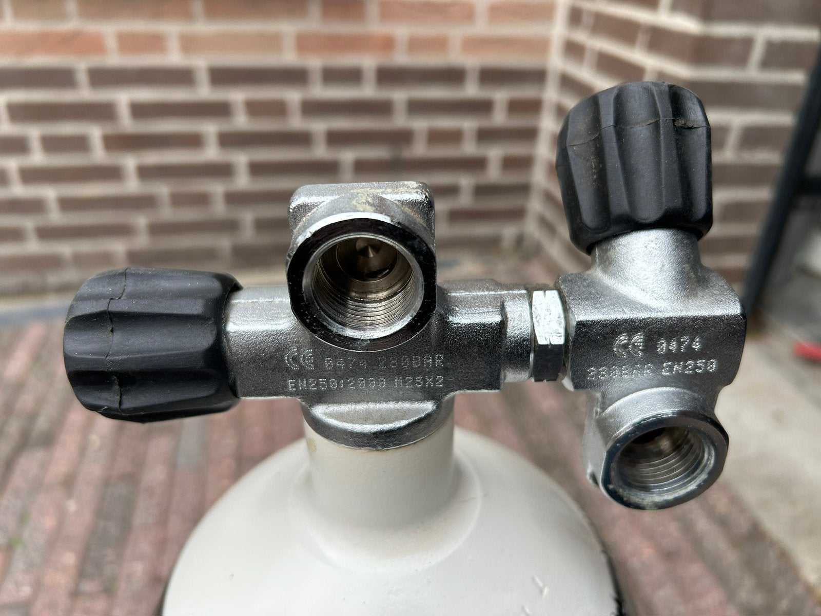 Duikfles 10 liter  232 BAR met dubbele kraan, Ophalen of Verzenden, Zo goed als nieuw, Duikfles