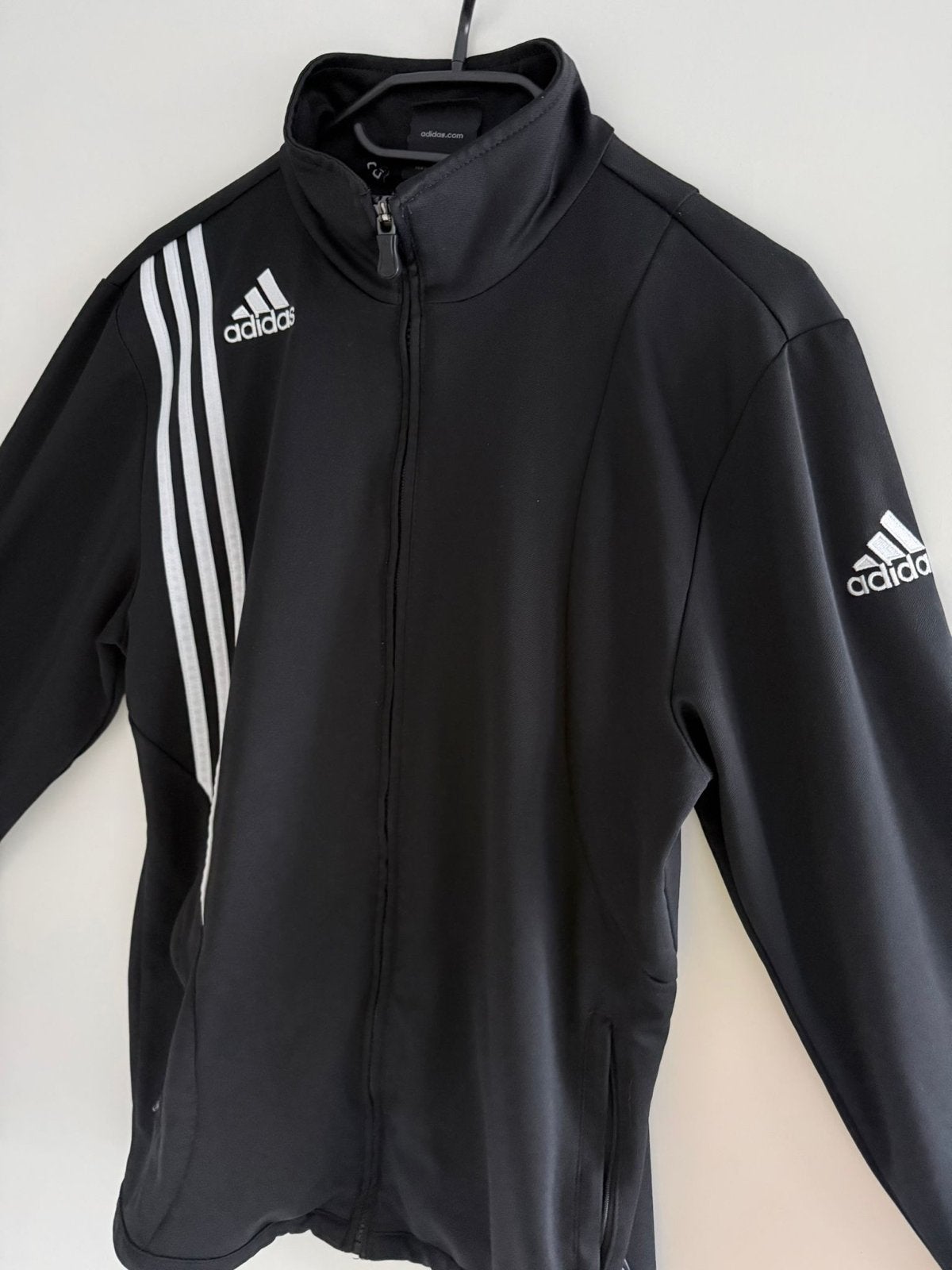 Adidas sportjack zwart met witte strepen, Zwart, Zo goed als nieuw, Algemeen, Verzenden