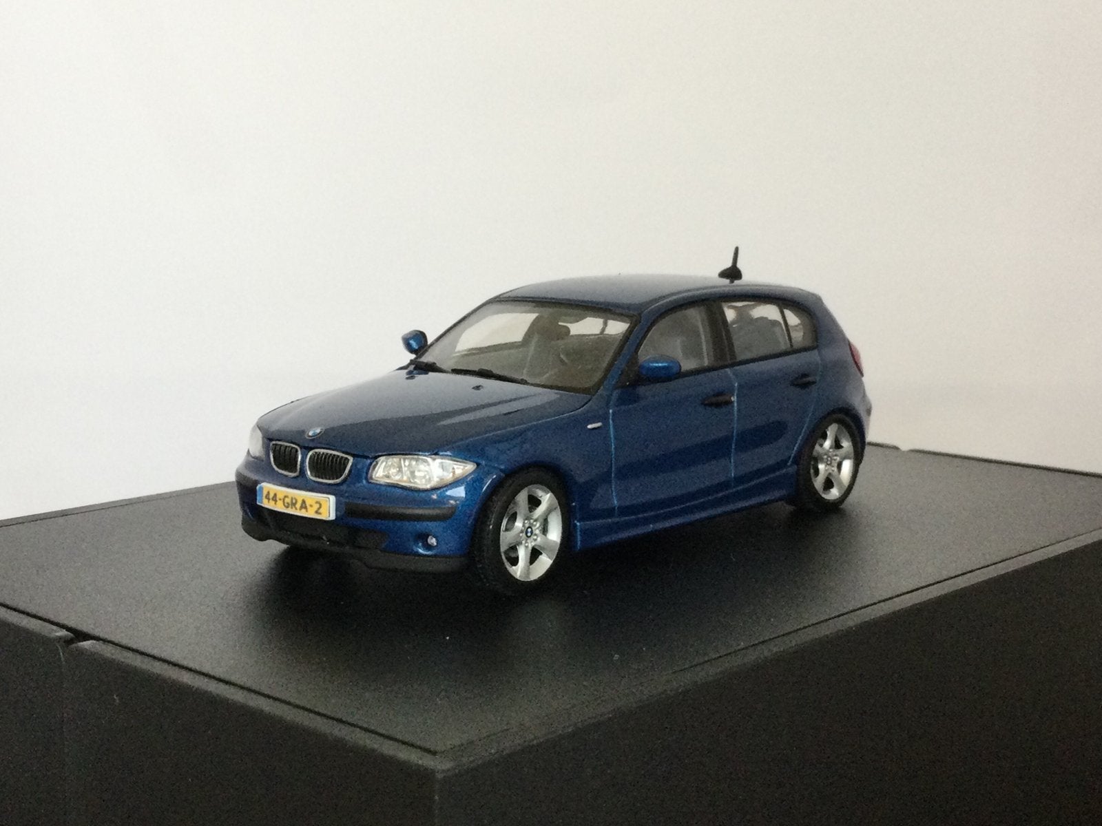 BMW 1 Serie 5-Drs E87 2005 Blauw AutoArt 1:43, Hobby en Vrije tijd, Modelauto's | 1:43, Ophalen of Verzenden, Zo goed als nieuw