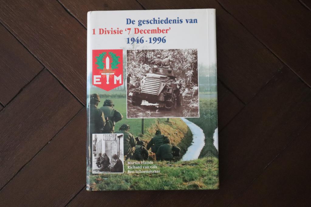 De geschiedenis van 1 Divisie '7 december' (1946-1996), Ophalen of Verzenden, 1945 tot heden, Zo goed als nieuw, Landmacht