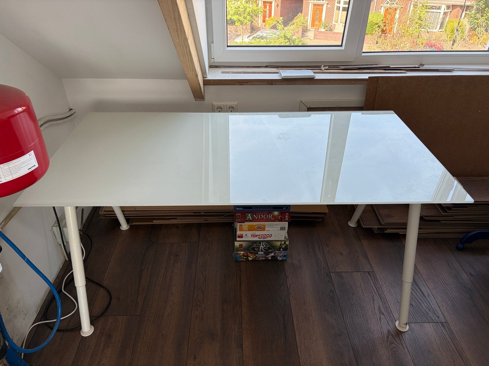 Wit glazen IKEA bureau met verstelbare poten, Ophalen, Gebruikt, 100 tot 150 cm, 50 tot 100 cm