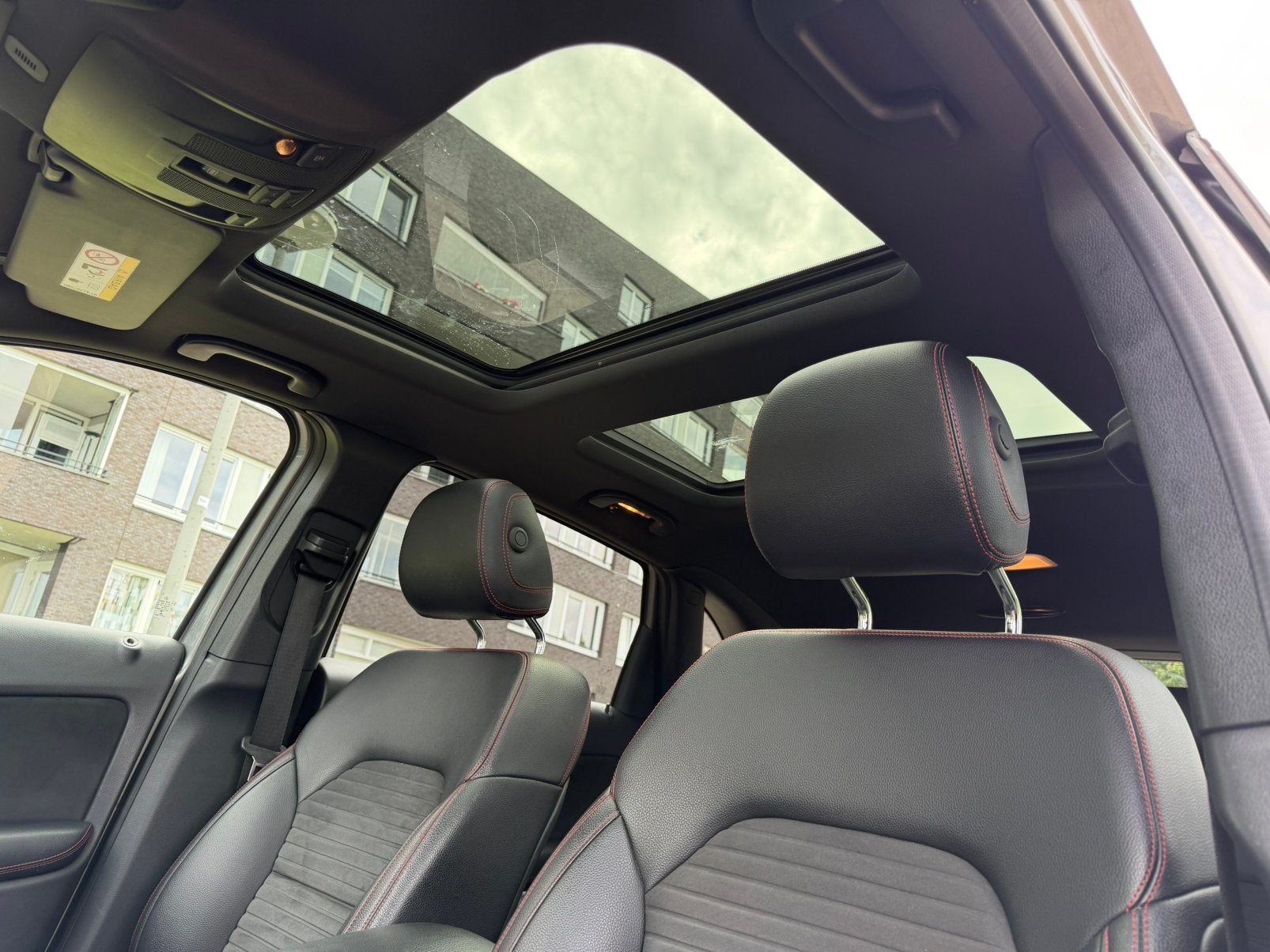 Mercedes-Benz B180 AMG Night Edition + Pano|Navi|LED|Sfeerve, 1325 kg, Zwart, 4 cilinders, USB
