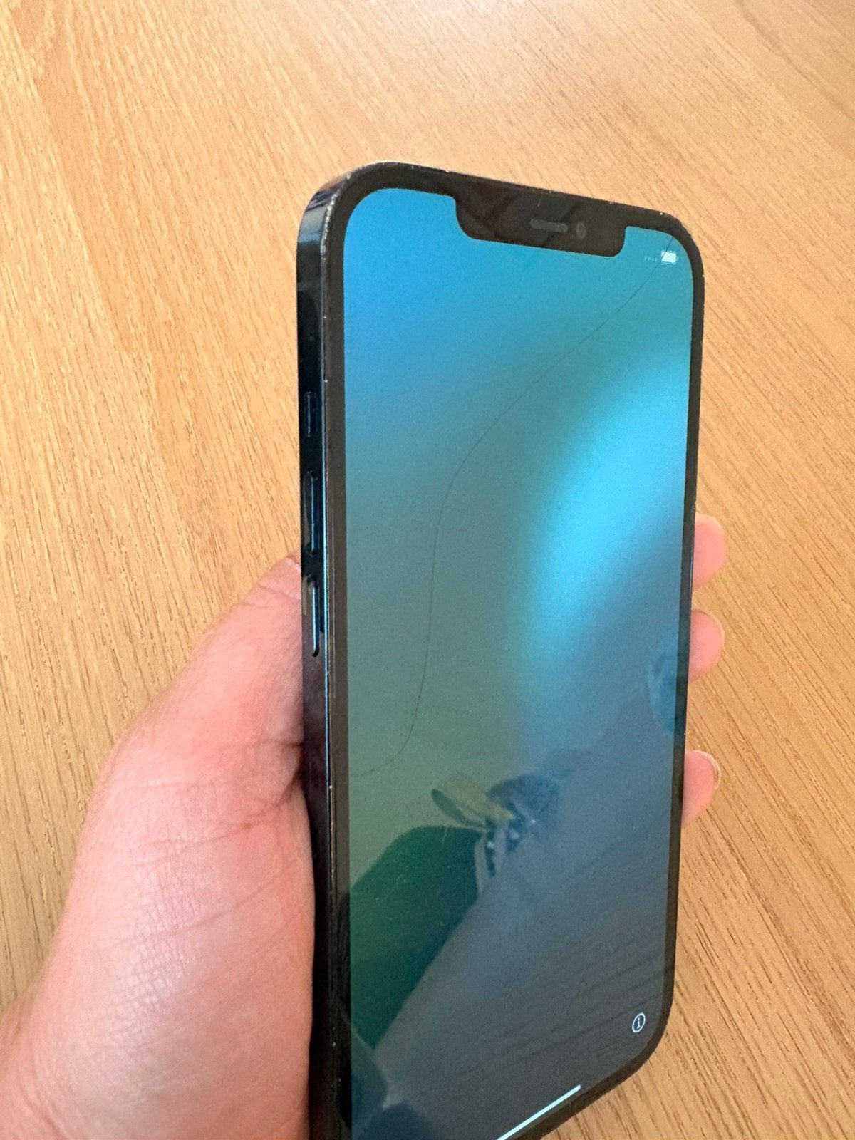 iPhone12ProMax 128GB scherm gebarsten en bekrast– werkt goed