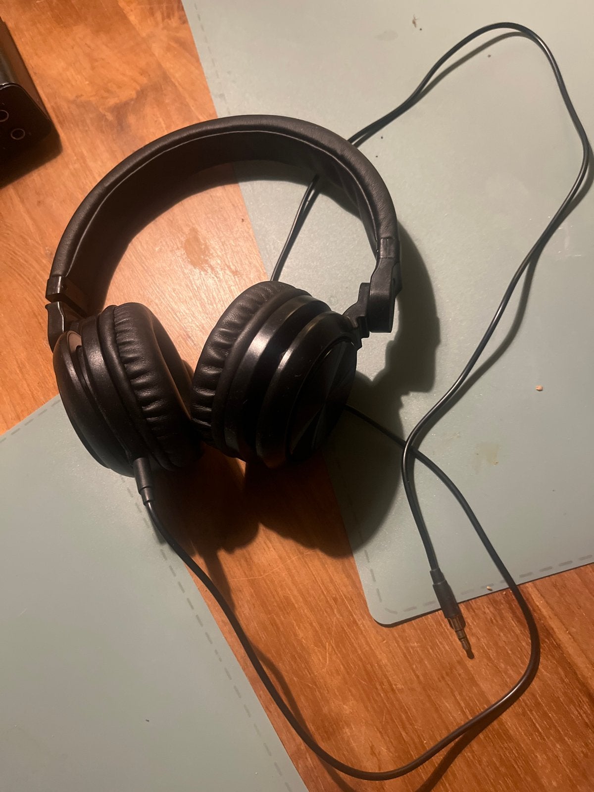 Zwarte bedrade over-ear koptelefoon