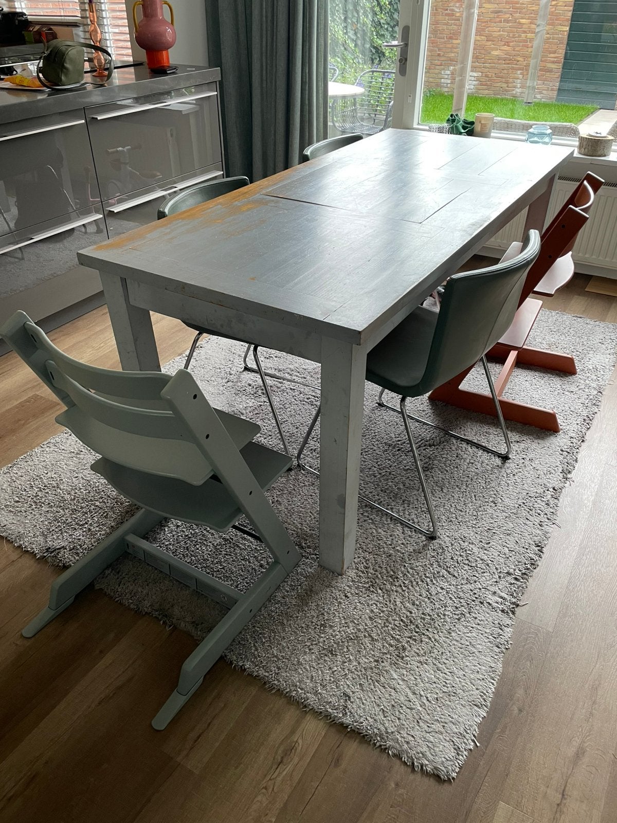 Houten grijze eettafel met 4 groene eetkamer stoelen, Ophalen, Gebruikt, 4 tot 6 stoelen
