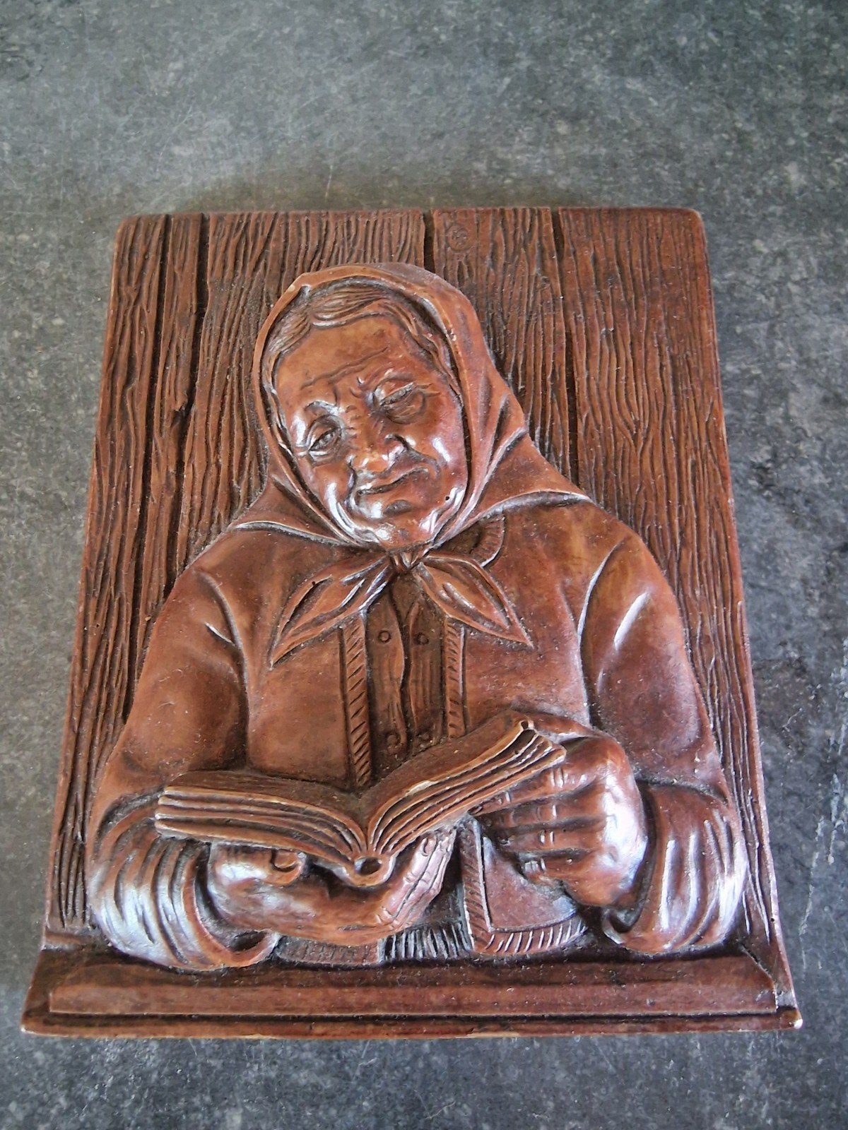 Oude tegel met reliëf van lezende vrouw, Ophalen of Verzenden