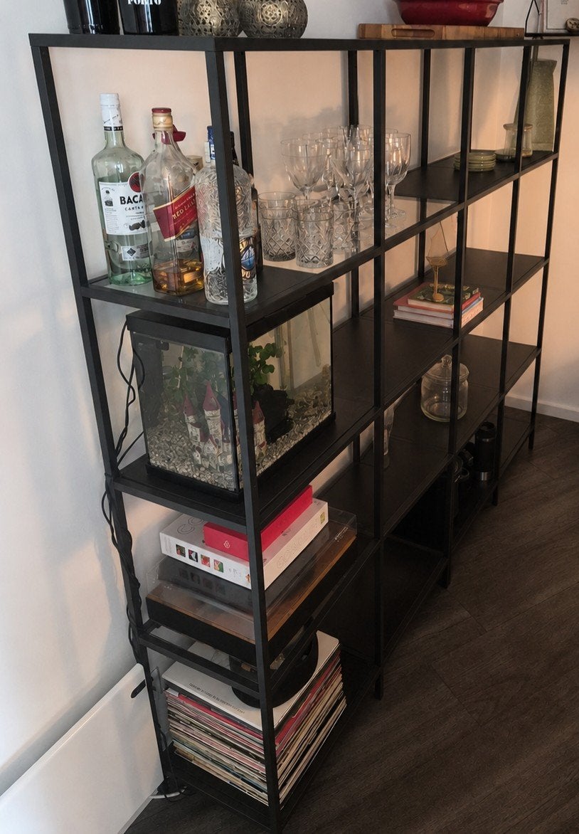 2 x IKEA VITTSJÖ Stellingkast zwartbruin/glas 100x175 cm, Ophalen, Gebruikt