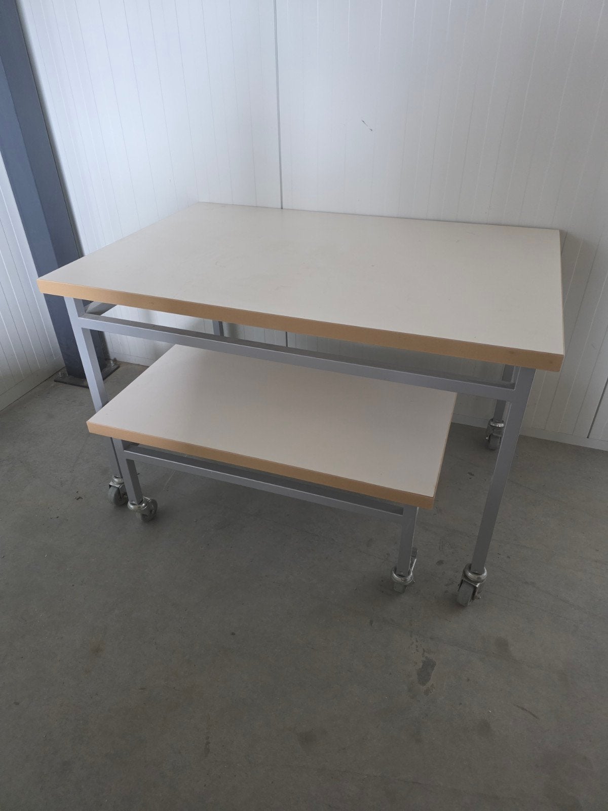 2 Witte Tafels op Wielen: Salontafel & Eettafel (Winkel), Huis en Inrichting, Tafels | Eettafels, Ophalen