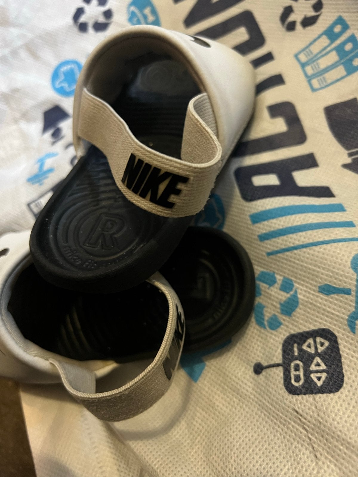 Nike slippers maat 25 - Zo goed als nieuw, Ophalen of Verzenden, Zo goed als nieuw, Jongen of Meisje, Schoenen