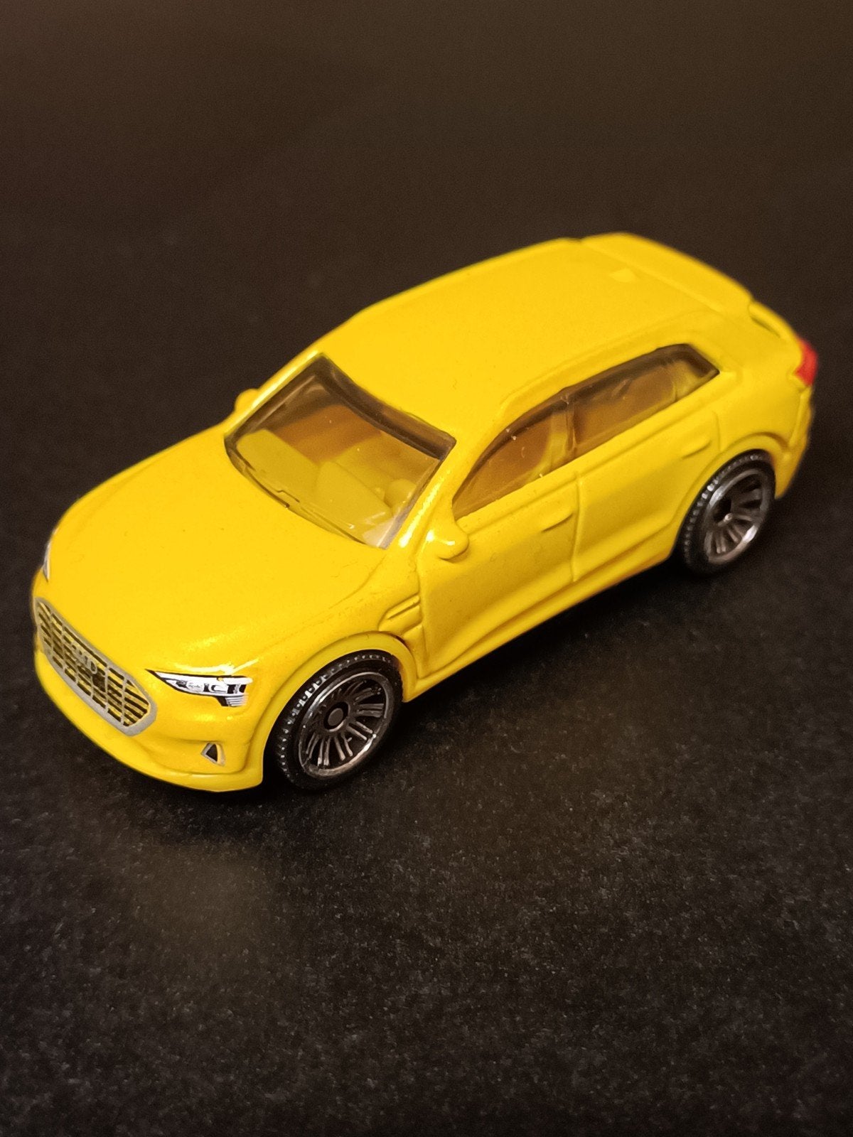 Gele Audi Q8 Matchbox Speelgoedauto, Ophalen of Verzenden, Zo goed als nieuw