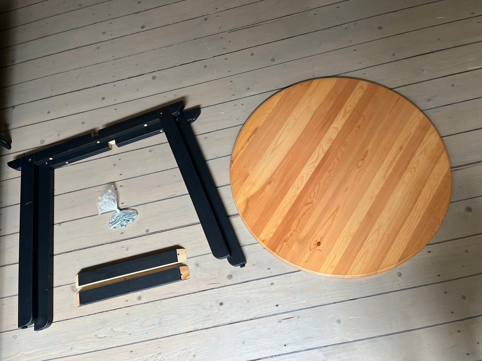 Ronde houten tafel met zwart houten onderstel, Huis en Inrichting, Tafels | Eettafels, Ophalen, Gebruikt, 100 tot 150 cm, Rond